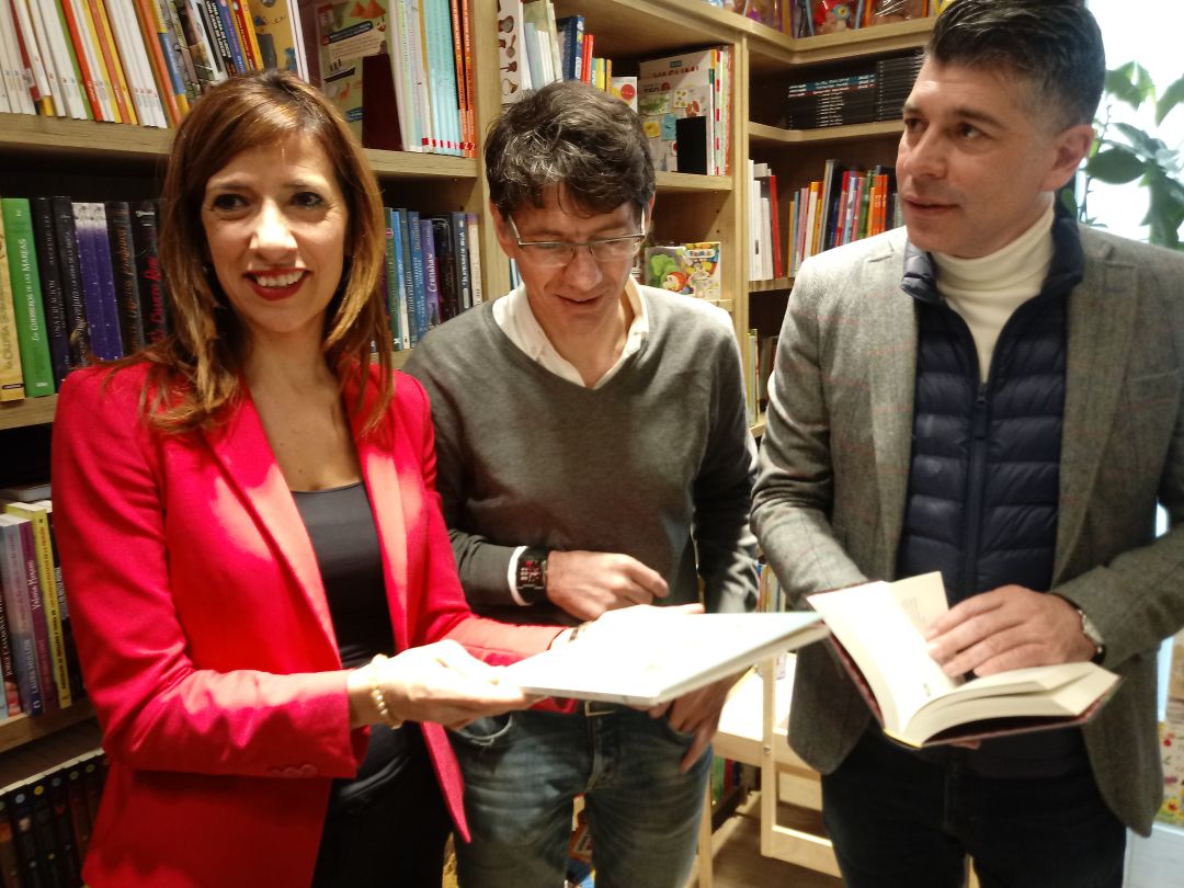 La concejala de Cultura, Nuria Barrio, junto al edil de C's, Vicente Marañón y, entre ambos, el presidente de la Asociación de Libreros, Alvaro Manso La concejala de Cultura, Nuria Barrio, junto al edil de C's, Vicente Marañón y, entre ambos, el presidente de la Asociación de Libreros, Alvaro Manso