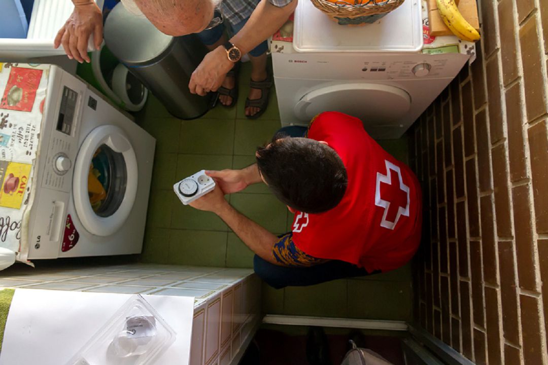 Un tècnic atén una família amb pobresa energètica Un tècnic atén una família amb pobresa energètica