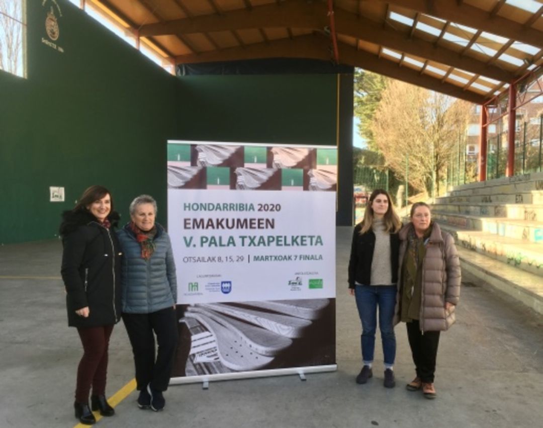 La delegada de Servicios Sociales e Igualdad, junto a responsables de Emeki Elkartea, en la presentación del Campeonato. La delegada de Servicios Sociales e Igualdad, junto a responsables de Emeki Elkartea, en la presentación del Campeonato.