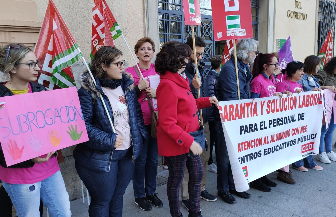 Asistentes a la protesta que ha tenido lugar a las puertas de la delegación de la Junta en Jaén. Asistentes a la protesta que ha tenido lugar a las puertas de la delegación de la Junta en Jaén.