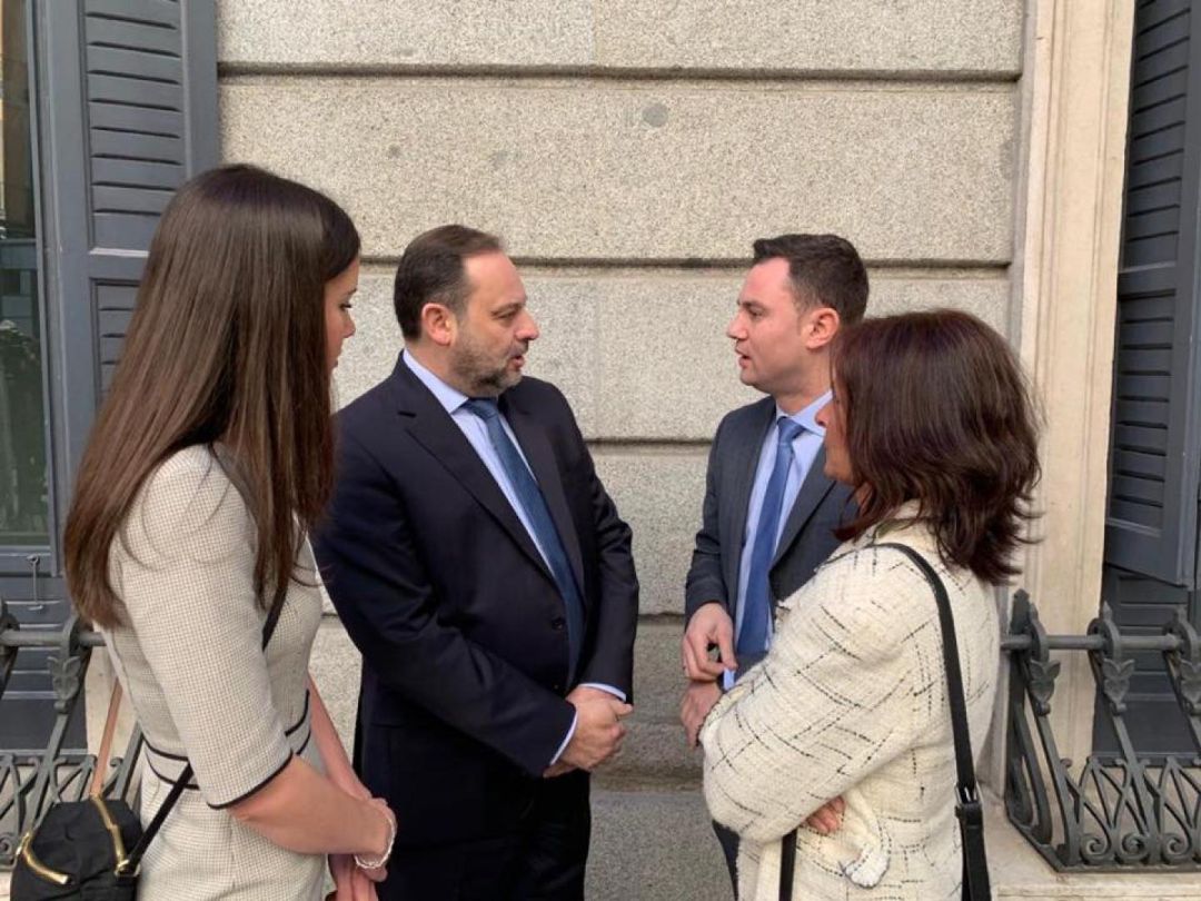 Los diputados del PSOE de León Javier Cendón y Andrea Fernández (izq) conversan con el ministro Ábalos en una imagen de archivo Los diputados del PSOE de León Javier Cendón y Andrea Fernández (izq) conversan con el ministro Ábalos en una imagen de archivo