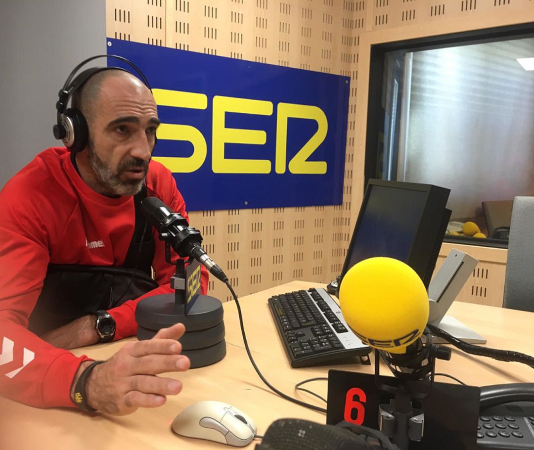 Marcos Dreyer, entrenador del Urbia Voley Palma en los estudios de la Cadena SER en Baleares. Marcos Dreyer, entrenador del Urbia Voley Palma en los estudios de la Cadena SER en Baleares.
