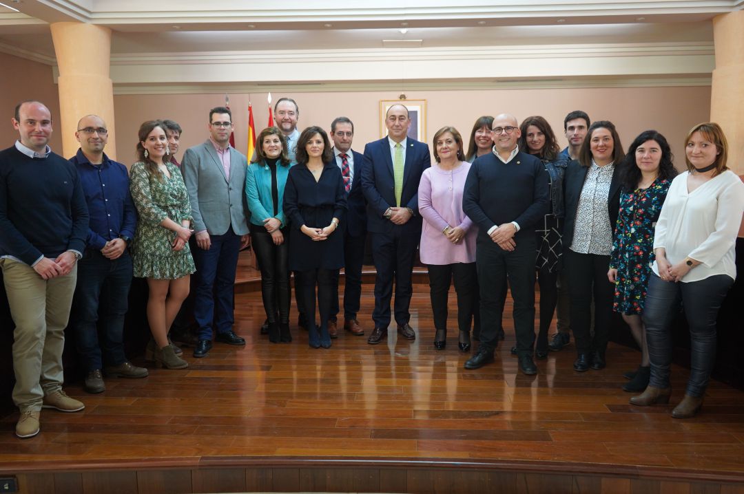 Los nuevos funcionarios posan junto al presidente Miguel Ángel de Vicente en el salón de plenos Los nuevos funcionarios posan junto al presidente Miguel Ángel de Vicente en el salón de plenos