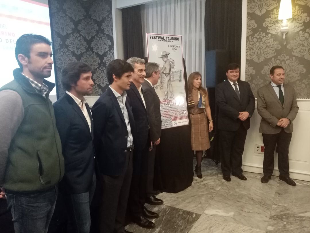 De izquierda a derecha, Miguel Ángel Perera, Andrés Romero, Pablo Aguado, Carlos Pereda, Juan Espadas, Pilar Pereda, Gabriel Cruz y Ricardo Sánchez, delegado del Gobierno de la Junta en Sevilla De izquierda a derecha, Miguel Ángel Perera, Andrés Romero, Pablo Aguado, Carlos Pereda, Juan Espadas, Pilar Pereda, Gabriel Cruz y Ricardo Sánchez, delegado del Gobierno de la Junta en Sevilla