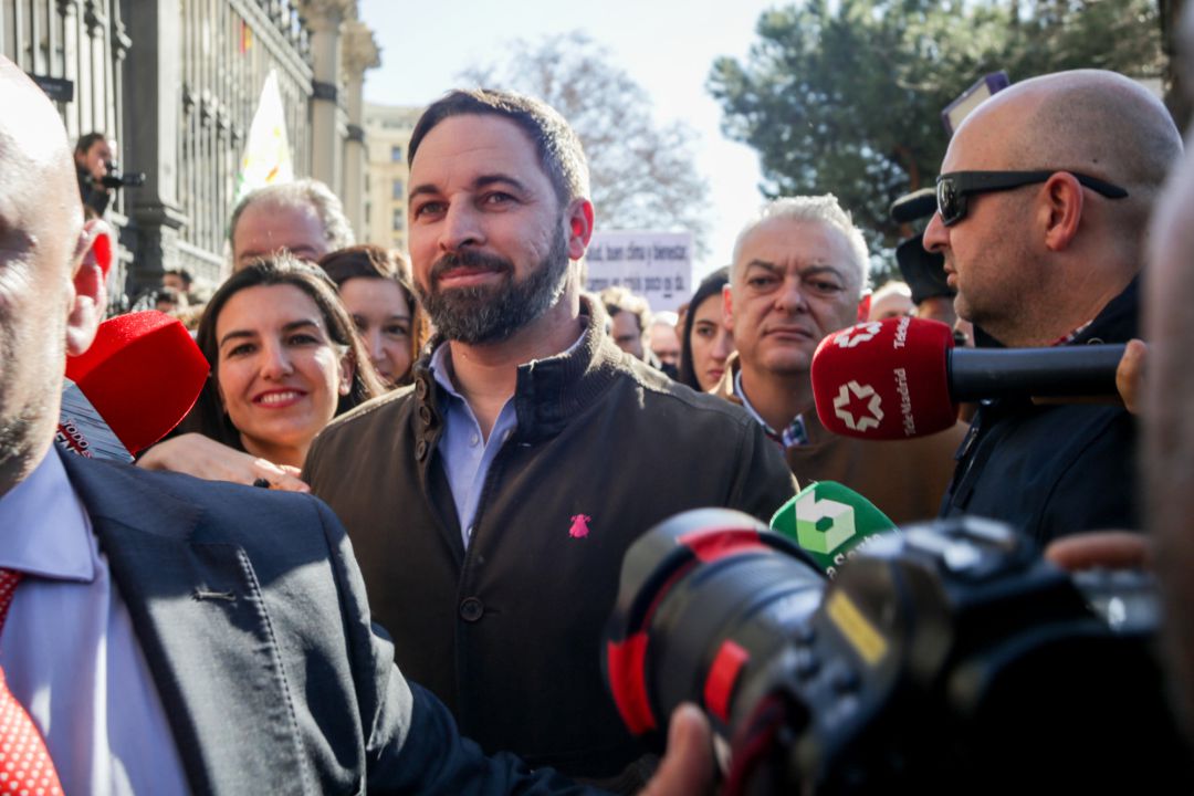 El presidente de VOX, Santiago Abascal (centro) y la portavoz de VOX en la Asamblea de Madrid, Rocío Monasterio (izq), asisten a la manifestación de agricultores y ganaderos convocada por las organizaciones, COAG, Asaja y UPA, frente al Ministerio. El presidente de VOX, Santiago Abascal (centro) y la portavoz de VOX en la Asamblea de Madrid, Rocío Monasterio (izq), asisten a la manifestación de agricultores y ganaderos convocada por las organizaciones, COAG, Asaja y UPA, frente al Ministerio.