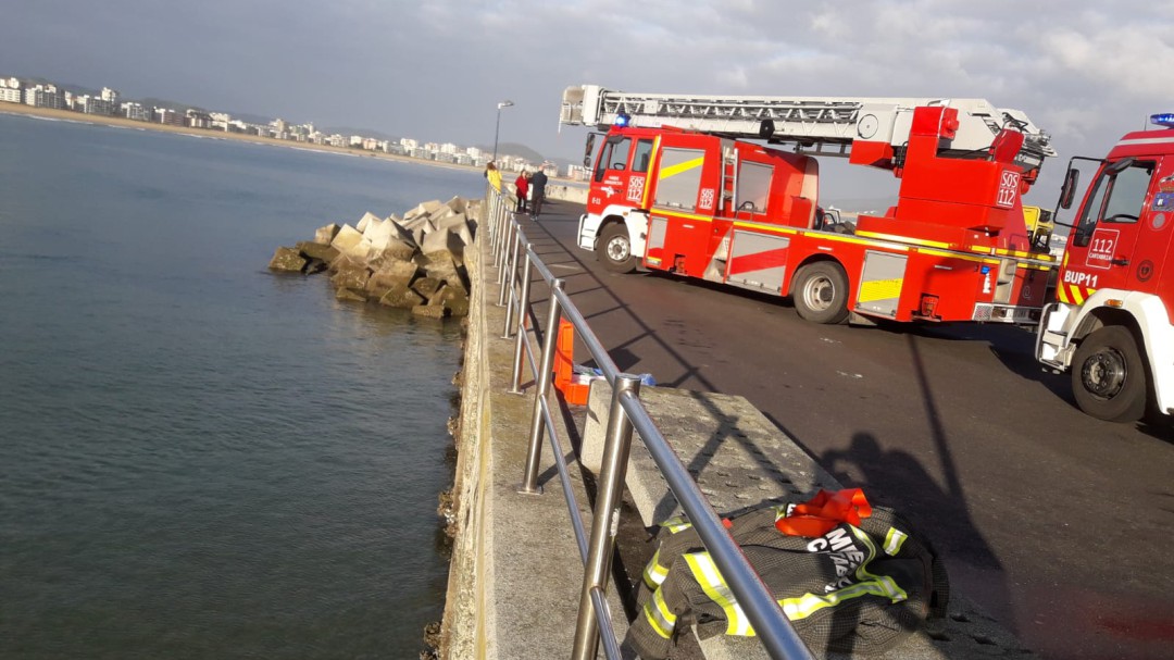 Los bomberos rescatan a un hombre caído en el puerto de Laredo