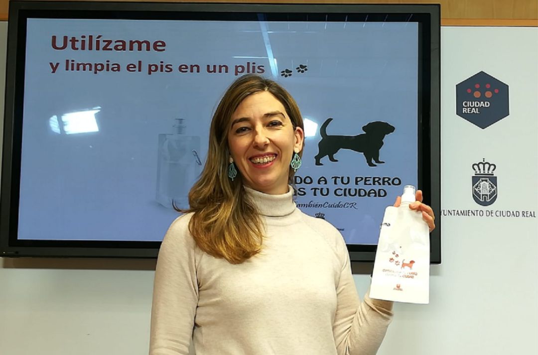 Mariana Boadella concejal de Sostenibilidad en el Ayuntamiento de Ciudad Real exhibe la botella que se va repartir la próxima semana para que sea utilizada por los dueños de mascotas en la capital Mariana Boadella concejal de Sostenibilidad en el Ayuntamiento de Ciudad Real exhibe la botella que se va repartir la próxima semana para que sea utilizada por los dueños de mascotas en la capital