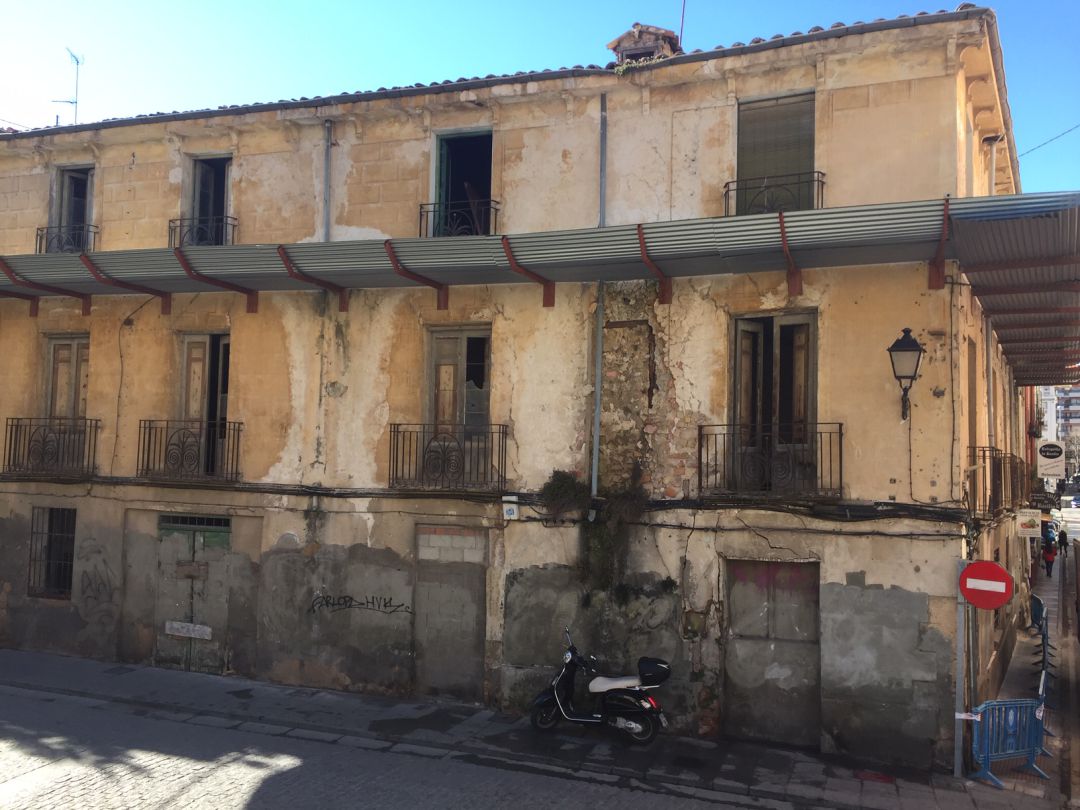 El edificio está en la esquina de la calle del Agua con los Tintes El edificio está en la esquina de la calle del Agua con los Tintes