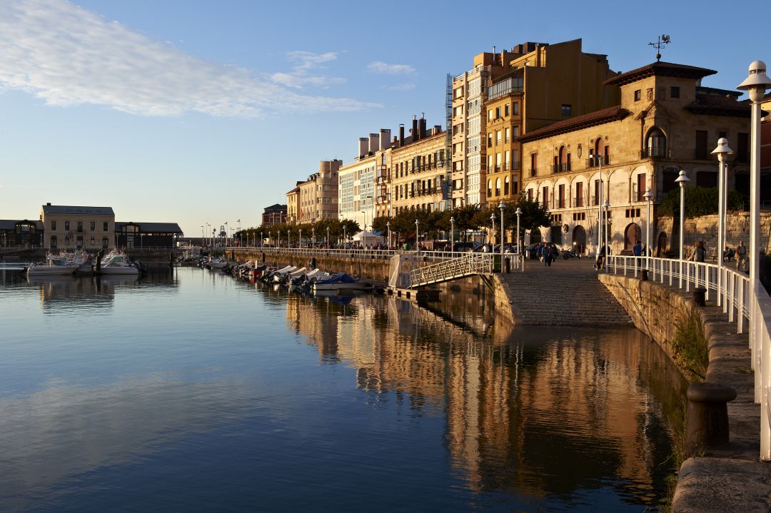 Puerto Deportivo de Gijón al atardecer. Puerto Deportivo de Gijón al atardecer.