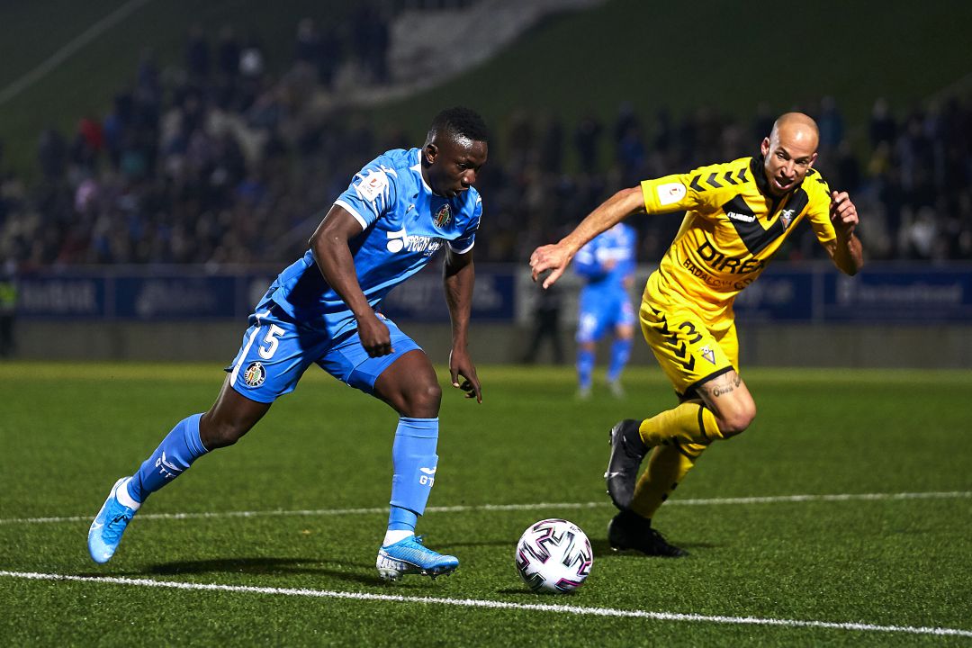 Etebo (i) durante el partido ante el CF Badalona en Copa del Rey. Etebo (i) durante el partido ante el CF Badalona en Copa del Rey.