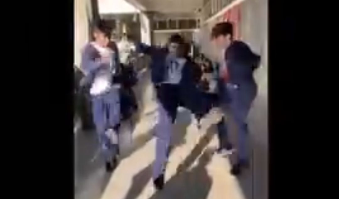 La policía alerta de un peligroso juego que se ha puesto de moda en los colegios La policía alerta de un peligroso juego que se ha puesto de moda en los colegios