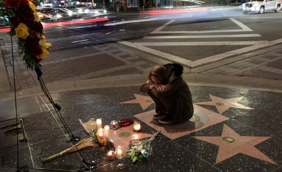 Altar improvisado en Hollywood para conmemorar la muerte de Douglas. Altar improvisado en Hollywood para conmemorar la muerte de Douglas.