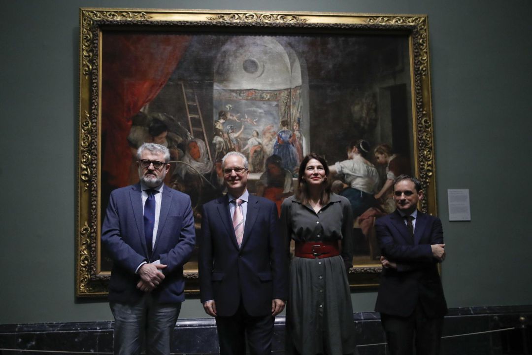 Miguel Falomir (i), el responsable financiero de American Express en Europa, Tomás Fernández (2i), la directora ejecutiva de la Asociación de Amigos Estadounidenses del Museo del Prado,Christina Simmons (2d) y el jefe de conservación de Pintura Española Javier Portús (d) durante la presentación del nuevo proyecto de instalación museográfica de la obra "Las Hilanderas" de Velázquez en dicha pinacoteca en Madrid este jueves. Miguel Falomir (i), el responsable financiero de American Express en Europa, Tomás Fernández (2i), la directora ejecutiva de la Asociación de Amigos Estadounidenses del Museo del Prado,Christina Simmons (2d) y el jefe de conservación de Pintura Española Javier Portús (d) durante la presentación del nuevo proyecto de instalación museográfica de la obra "Las Hilanderas" de Velázquez en dicha pinacoteca en Madrid este jueves.