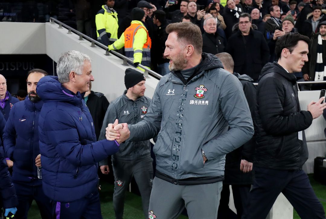 Mourinho y Hassenhüttl se saludan Mourinho y Hassenhüttl se saludan