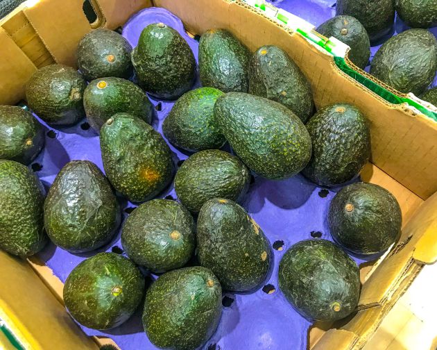 La difícil elección del aguacate. La difícil elección del aguacate.
