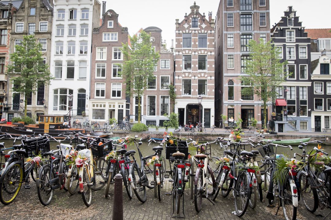 Imagen de Amsterdam con bicicletas aparcadas. Imagen de Amsterdam con bicicletas aparcadas.