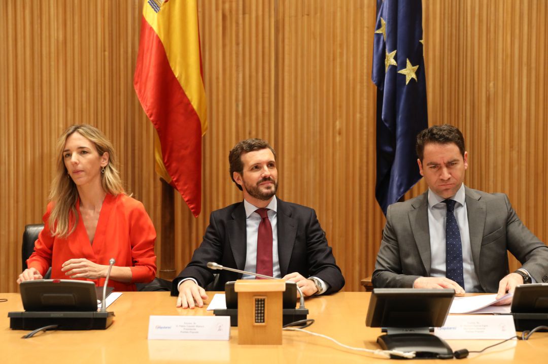 La portavoz del Partido Popular en el Congreso de los Diputados, Cayetana Álvarez de Toledo; el presidente del PP, Pablo Casado; y el secretario general del Partido Popular, Teodóro García Egea durante la reunión plenaria del Grupo Parlamentario Popular, en Madrid (España), a 6 de febrero de 2020.
La portavoz del Partido Popular en el Congreso de los Diputados, Cayetana Álvarez de Toledo; el presidente del PP, Pablo Casado; y el secretario general del Partido Popular, Teodóro García Egea durante la reunión plenaria del Grupo Parlamentario Popular, en Madrid (España), a 6 de febrero de 2020.