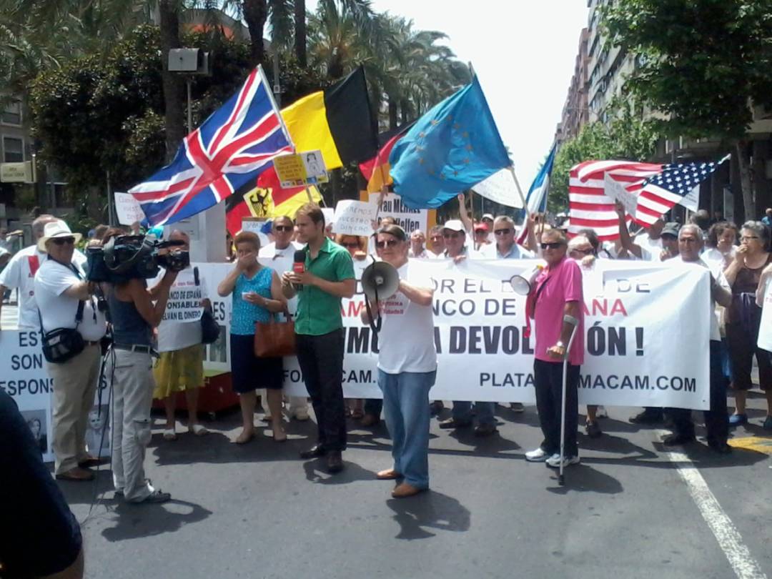 Miembros de la Plataforma CAM durante una de sus protestas por las calles de Alicante. Miembros de la Plataforma CAM durante una de sus protestas por las calles de Alicante.