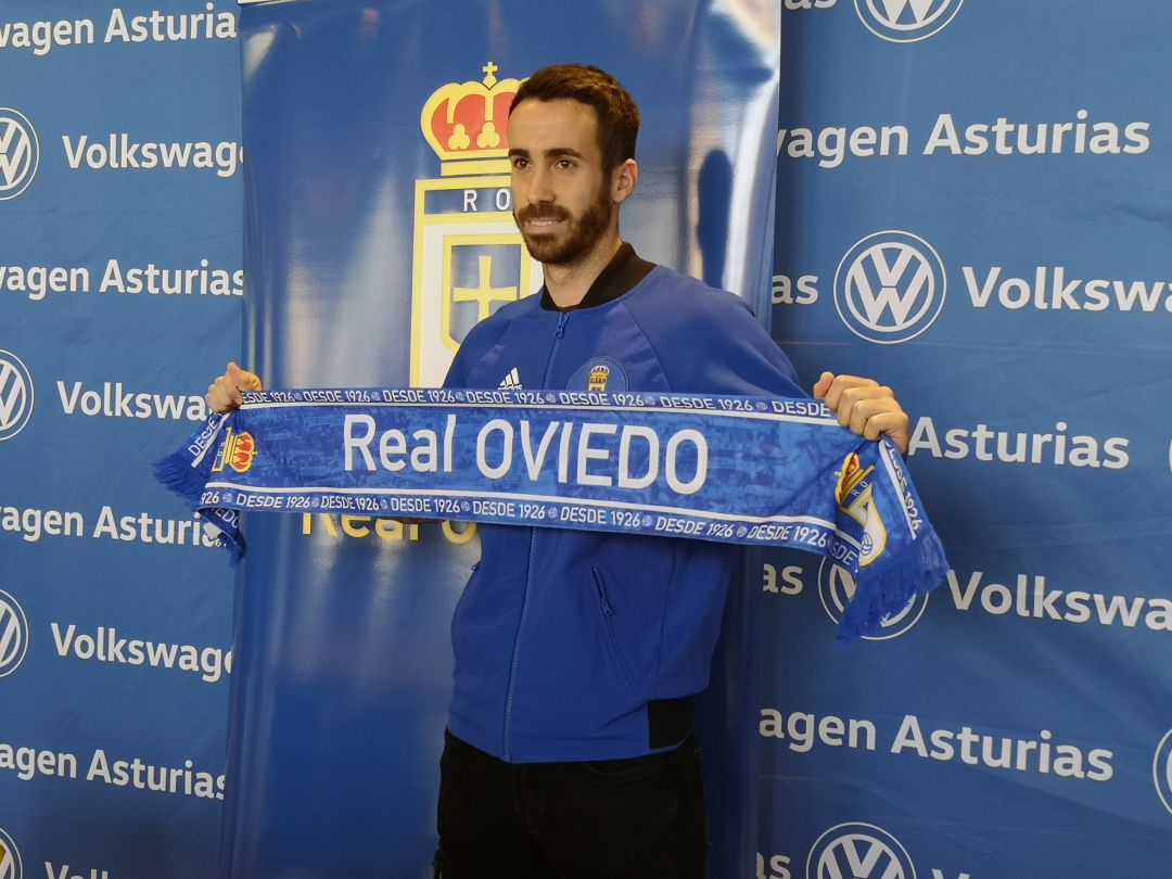 Sebas Coris posa con la bufanda del Oviedo Sebas Coris posa con la bufanda del Oviedo