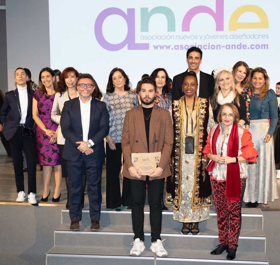 El diseñador asturiano David Rodríguez tras recibir el premio de la asociación de nuevos y jóvenes diseñadores El diseñador asturiano David Rodríguez tras recibir el premio de la asociación de nuevos y jóvenes diseñadores