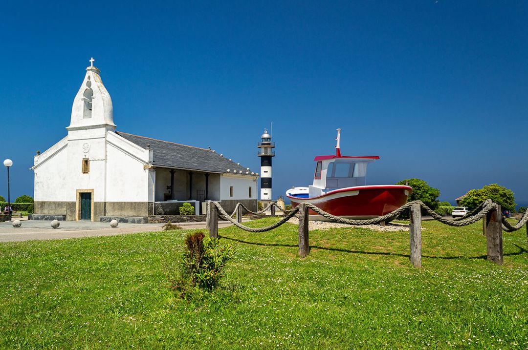 La capilla y el faro de Ortiguera, en el cabo de San Agustín La capilla y el faro de Ortiguera, en el cabo de San Agustín