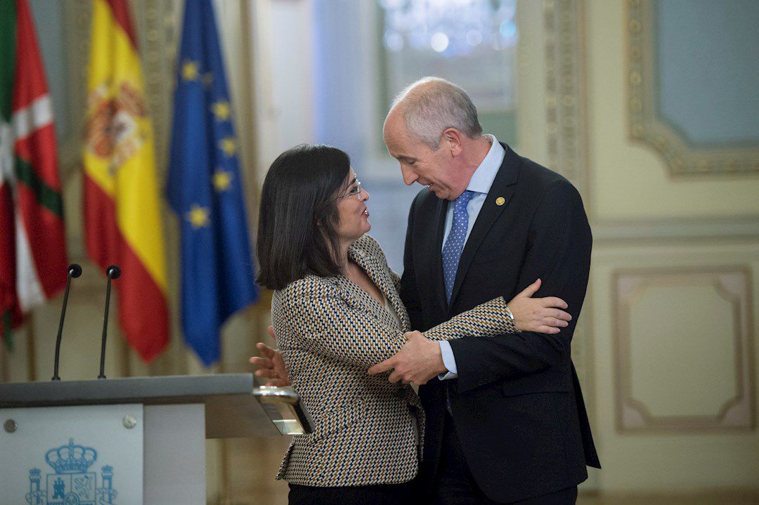La ministra de Política Territorial y Función Pública, Carolina Darias, y el portavoz del Gobierno Vasco y consejero de Autogobierno, Josu Erkoreka, después de la rueda de prensa conjunta que han ofrecido tras la reunión que han mantenido este miércoles en Madrid para reanudar la negociación de las transferencias pendientes recogidas en el Estatuto de Gernika. La ministra de Política Territorial y Función Pública, Carolina Darias, y el portavoz del Gobierno Vasco y consejero de Autogobierno, Josu Erkoreka, después de la rueda de prensa conjunta que han ofrecido tras la reunión que han mantenido este miércoles en Madrid para reanudar la negociación de las transferencias pendientes recogidas en el Estatuto de Gernika.