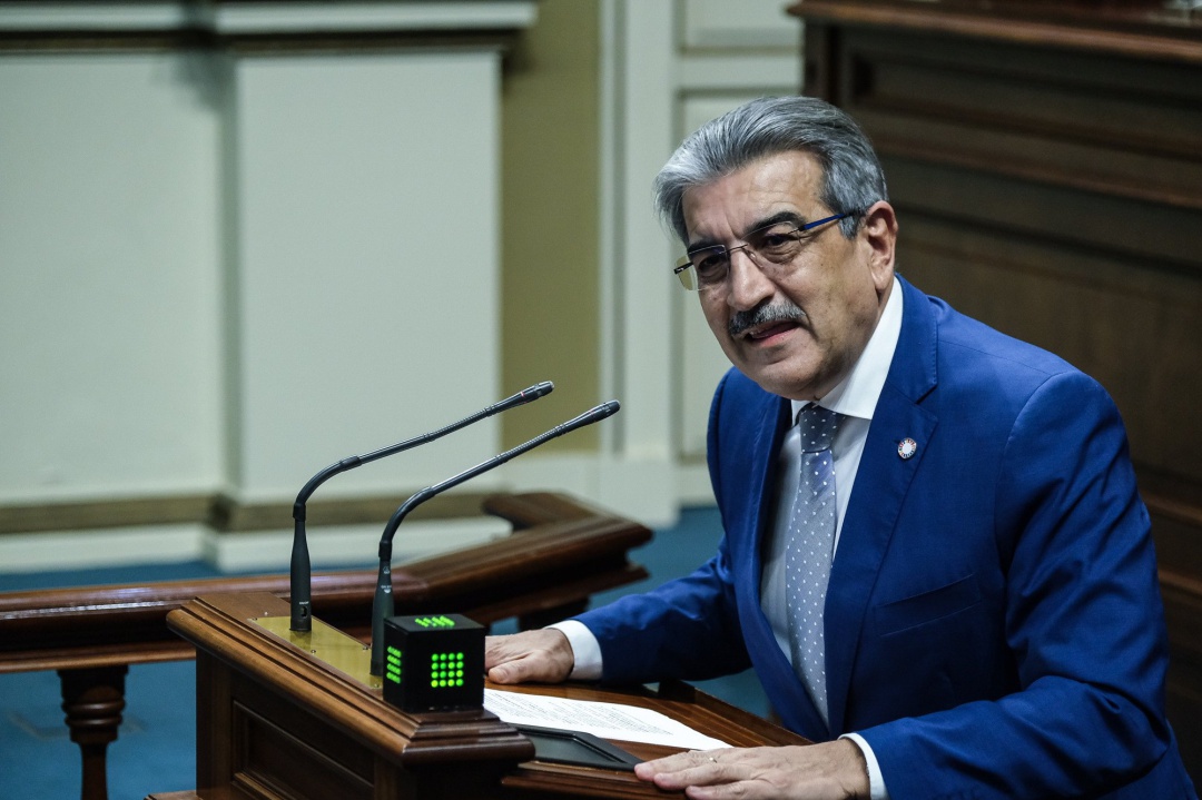 El vicepresidente y consejero de Hacienda del Gobierno de Canarias, Román Rodríguez, en un Pleno del Parlamento El vicepresidente y consejero de Hacienda del Gobierno de Canarias, Román Rodríguez, en un Pleno del Parlamento