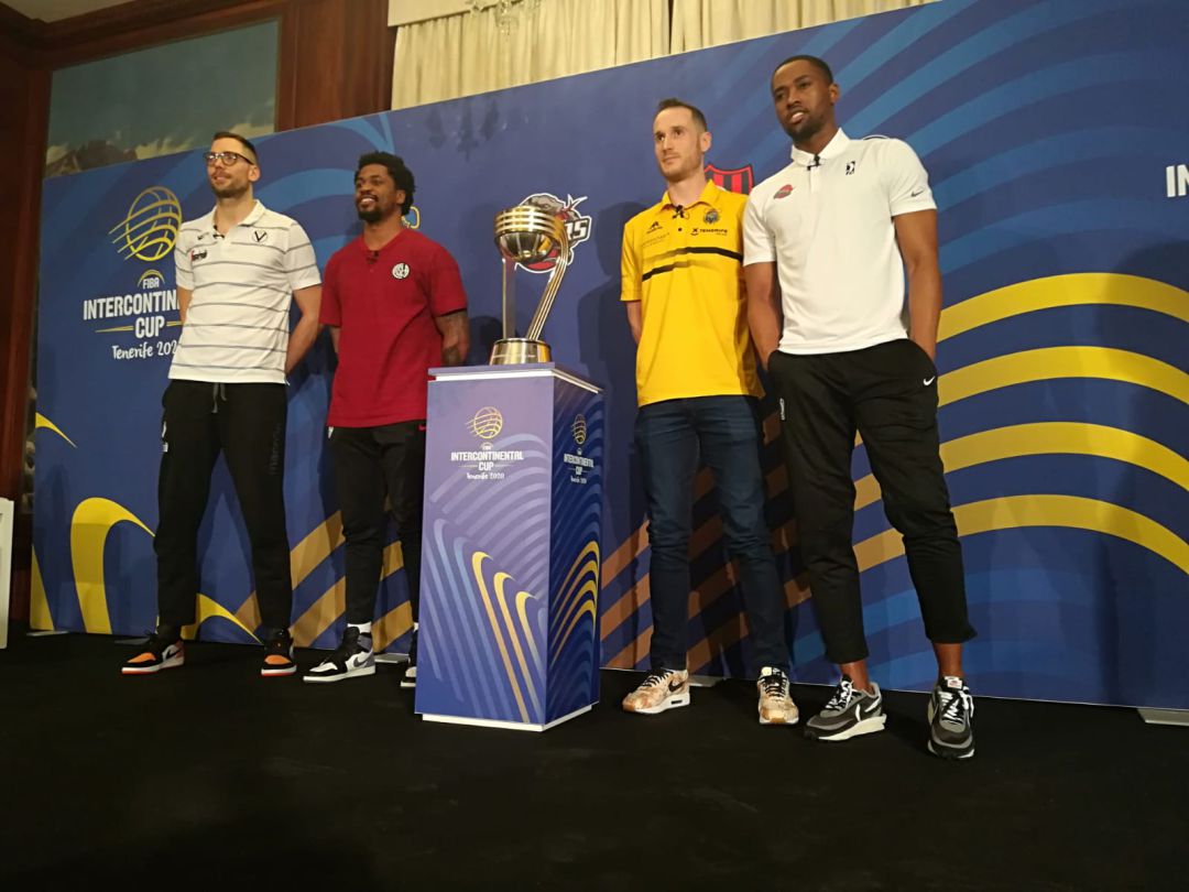 Los capitanes de los equipos participantes junto al trofeo en juego Los capitanes de los equipos participantes junto al trofeo en juego