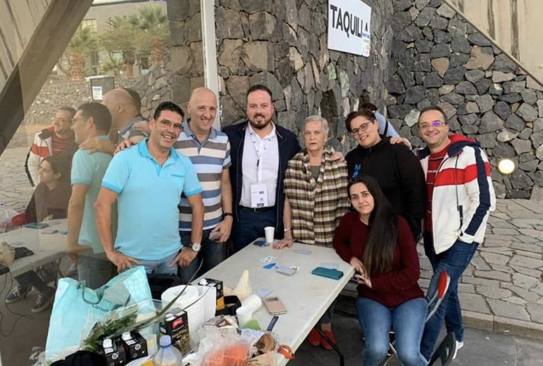 El concejal de Fiestas, junto a los primeros de la cola. El concejal de Fiestas, junto a los primeros de la cola.