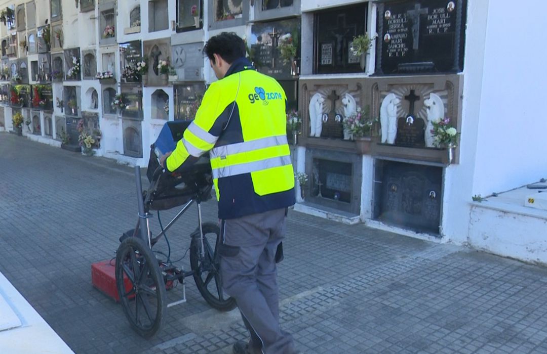 Georradar utilizado para localizar la fosa en el cementerio de Gandia Georradar utilizado para localizar la fosa en el cementerio de Gandia