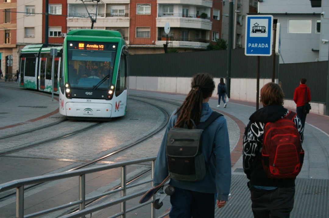 El metro, a su paso por la estación de trenes El metro, a su paso por la estación de trenes