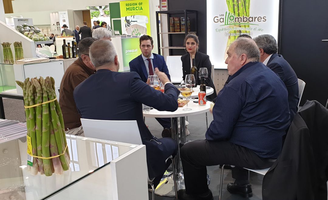 Responsables de la cooperativa Los Gallombares, de Granada, se reunen con posibles clientes en la feria FruitLogistica 2020 de Berlin (Alemania) Responsables de la cooperativa Los Gallombares, de Granada, se reunen con posibles clientes en la feria FruitLogistica 2020 de Berlin (Alemania)