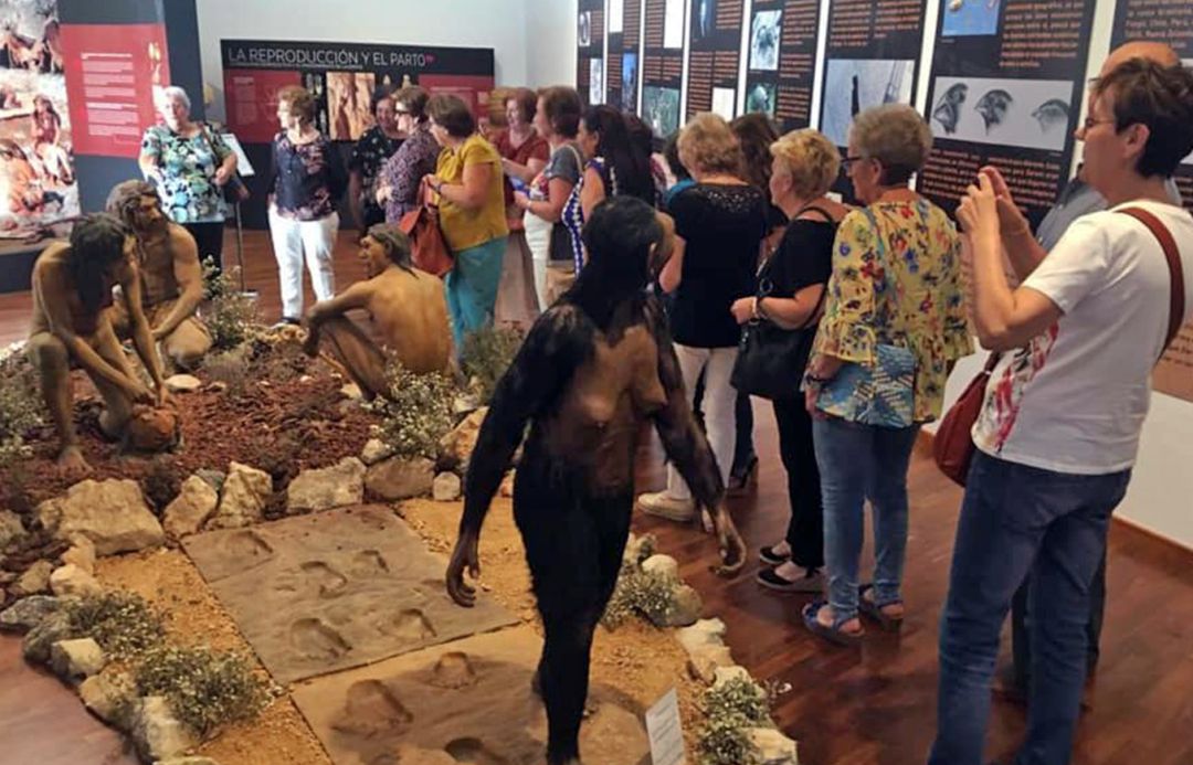 Un grupo de turistas visita el centro Paleomágina. Un grupo de turistas visita el centro Paleomágina.