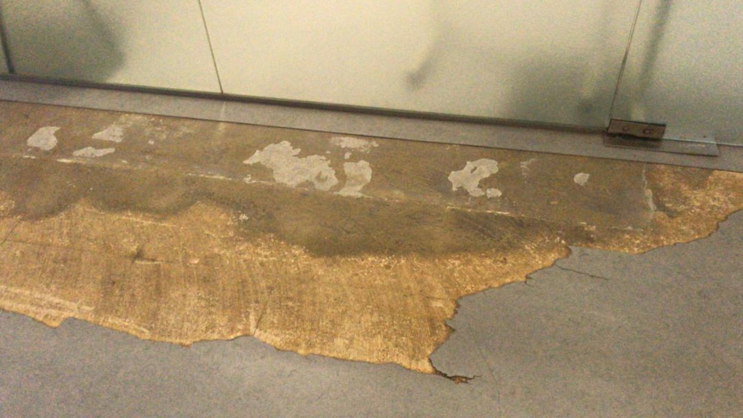 Imagen del suelo en uno de los pasillos del Hospital Psiquiátrico Imagen del suelo en uno de los pasillos del Hospital Psiquiátrico