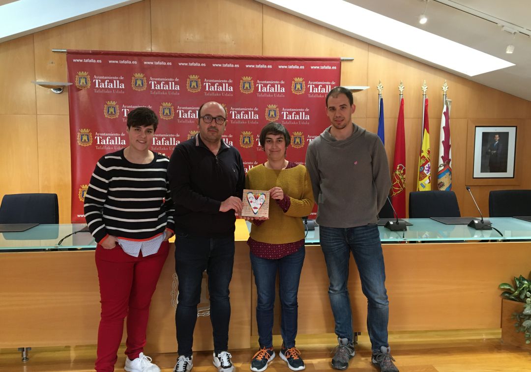 Goizeder Juango (concejala de Igualdad de Tafalla), Carlos Montoya y Cristina Martínez (Laiak) y Alejandro Antoñanzas (CDZM) Goizeder Juango (concejala de Igualdad de Tafalla), Carlos Montoya y Cristina Martínez (Laiak) y Alejandro Antoñanzas (CDZM)