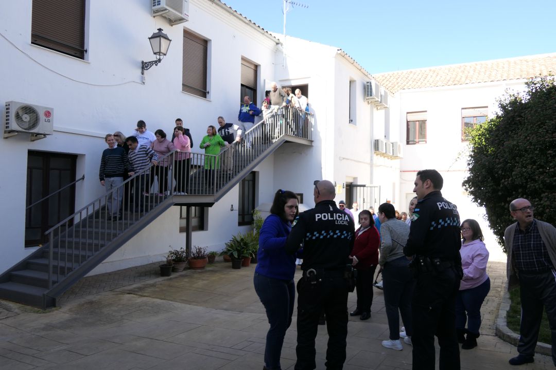 Momento en el que se realiza la salida ordenada por la escalera exterior del edifio y que termina en el patio central de las instalaciones. Momento en el que se realiza la salida ordenada por la escalera exterior del edifio y que termina en el patio central de las instalaciones.