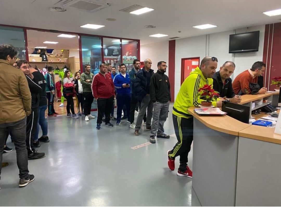 Siguen las colas en la sede del Almería para conseguir un abono. Siguen las colas en la sede del Almería para conseguir un abono.