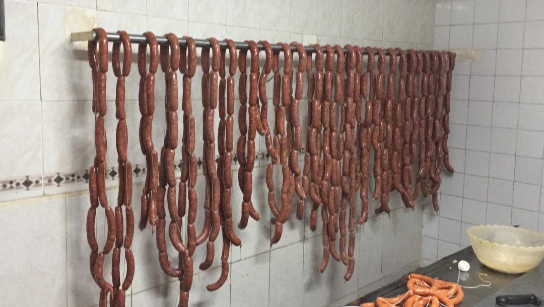 Chorizos artesanales de Luis Arribas y su familia en Castejón (Cuenca). Chorizos artesanales de Luis Arribas y su familia en Castejón (Cuenca).