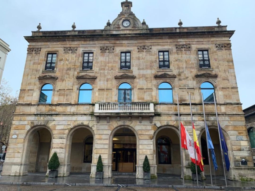 Ayuntamiento de Gijón con banderas a media asta Ayuntamiento de Gijón con banderas a media asta