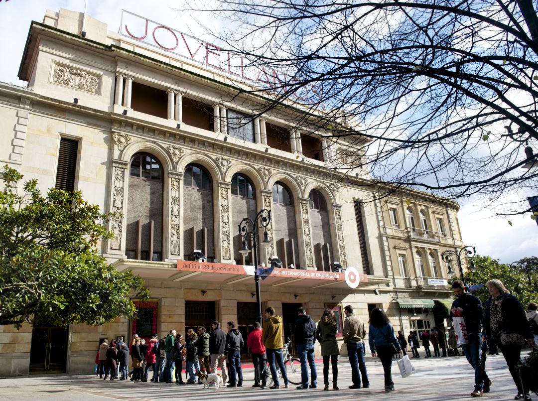 Teatro Jovellanos, una de las tres empresas que conforman Divertia. Teatro Jovellanos, una de las tres empresas que conforman Divertia.