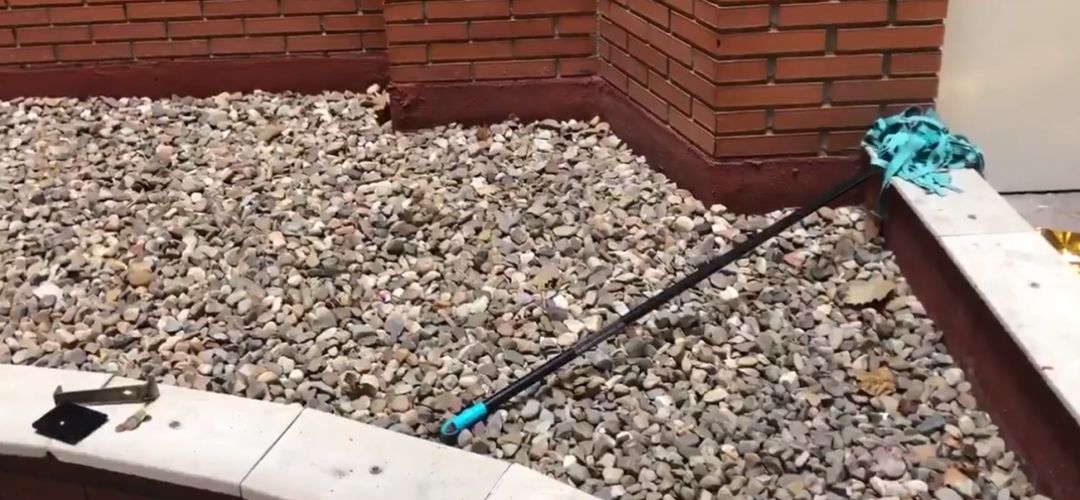 Una fregona situada junto al lugar de la caída Una fregona situada junto al lugar de la caída