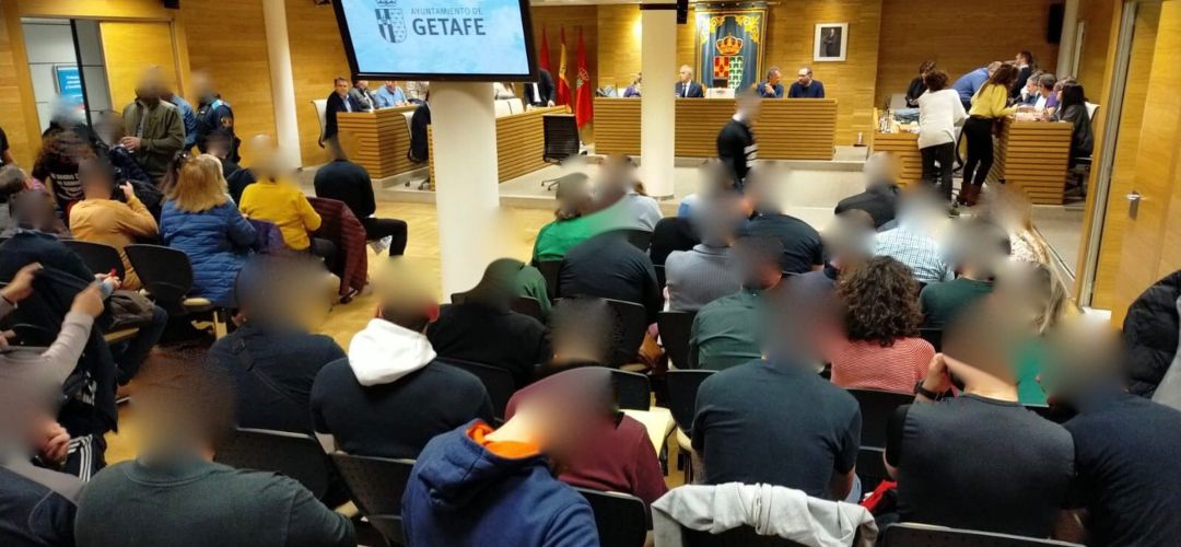 Decenas de agentes protestaron al inicio del Pleno Municipal Decenas de agentes protestaron al inicio del Pleno Municipal