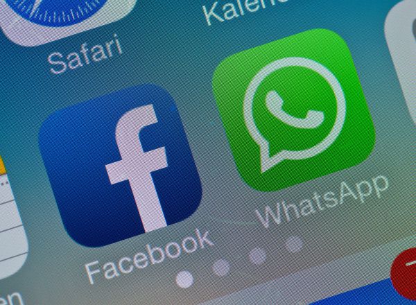 FILED - 19 February 2014, Brandenburg, Sieversdorf-Hohenofen: The logos of Facebook and WhatsApp apps are seen on the display of a smartphone. An opinion poll revealed that the majority of young people in Germany, between the ages of 16 and 29, use messaging applications, such as WhatsApp and Telegram, to exchange congratulations for the New Year. Photo: Patrick Pleul/zb/dpa (Foto de ARCHIVO) 19/02/2014 ONLY FOR USE IN SPAIN