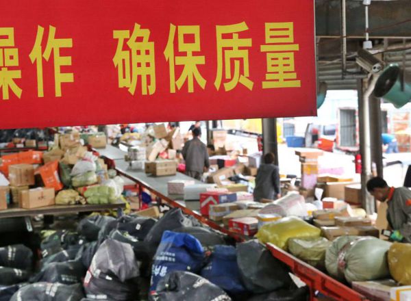 Un almacén en China con numerosos productos.