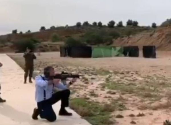 Ortega Smith efectúa varios tiros en una base militar.