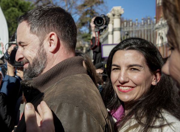 El presidente de VOX, Santiago Abascal y la portavoz de VOX en la Asamblea de Madrid, Rocío Monasterio, asisten a la manifestación de agricultores y ganaderos convocada por las organizaciones, COAG, Asaja y UPA, frente al Ministerio de Agricultura de Madrid (España), a 5 de febrero de 2020.