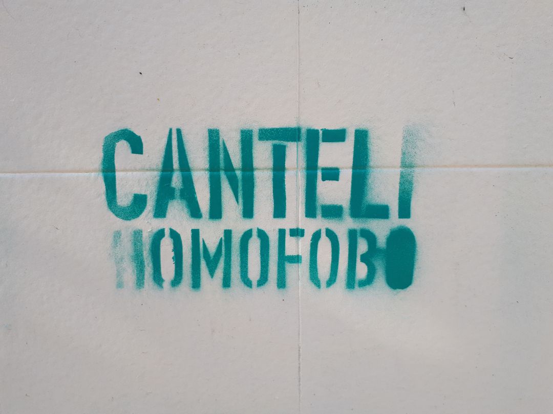 Pintada en verde con espíritu arcoiris. Y con plantilla. Pintada en verde con espíritu arcoiris. Y con plantilla.