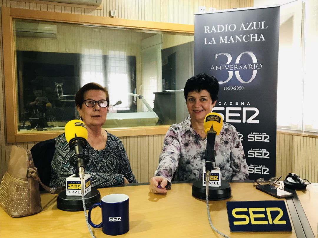 Ana Rodríguez, la presidenta de la asociación, junto con otra integrante de la misma en los estudios de Radio Azul Cadena SER Ana Rodríguez, la presidenta de la asociación, junto con otra integrante de la misma en los estudios de Radio Azul Cadena SER