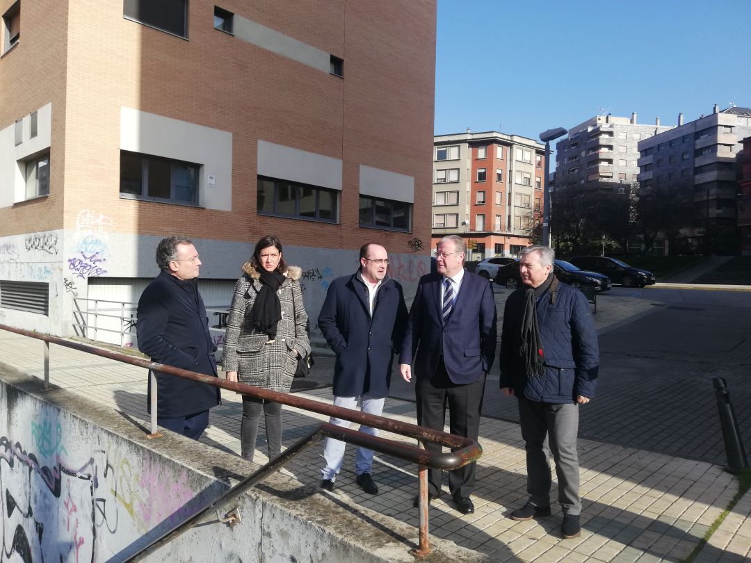 Los populares junto al acceso subterráneo a la estación del ferrocarril de Ponferrada Los populares junto al acceso subterráneo a la estación del ferrocarril de Ponferrada
