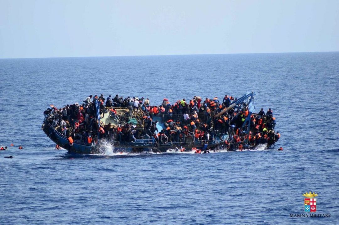 Inmigrantes intentando llegar a nuestras costas Inmigrantes intentando llegar a nuestras costas